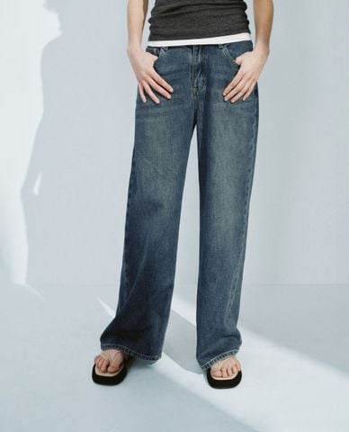  URBAN REVIVO - Quần jeans nữ ống rộng wash bạc thời trang 