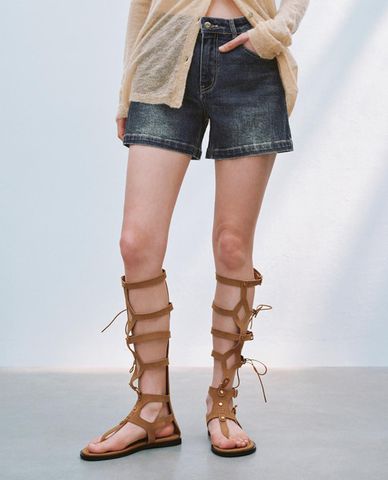  URBAN REVIVO - Quần short jeans nữ wash bạc 