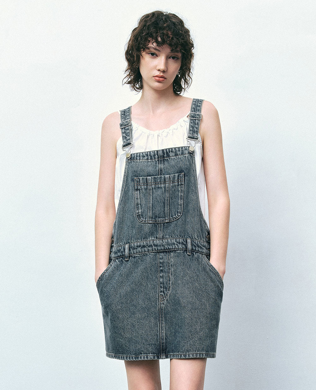 URBAN REVIVO - Đầm denim mini dạng yếm trẻ trung