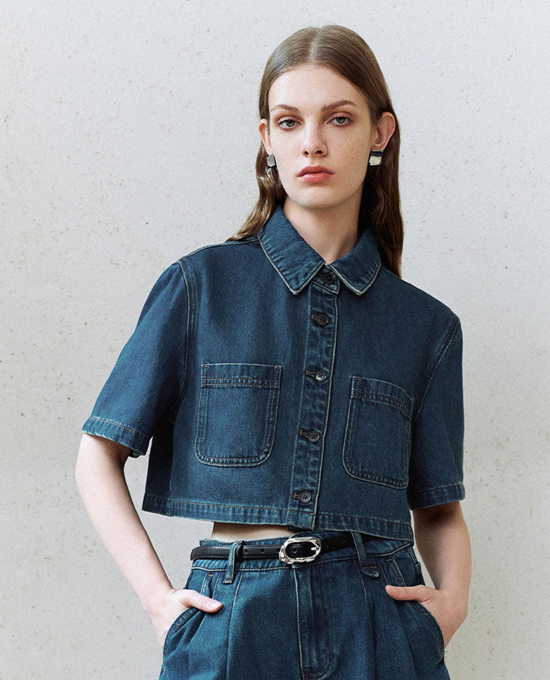 URBAN REVIVO - Áo sơ mi denim nữ phom croptop Button Up