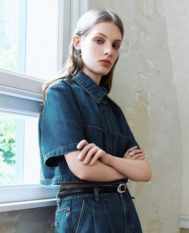  URBAN REVIVO - Áo sơ mi denim nữ phom croptop Button Up 