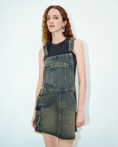  URBAN REVIVO - Jumpsuits nữ denim cổ yếm Distressed Raw Hem 