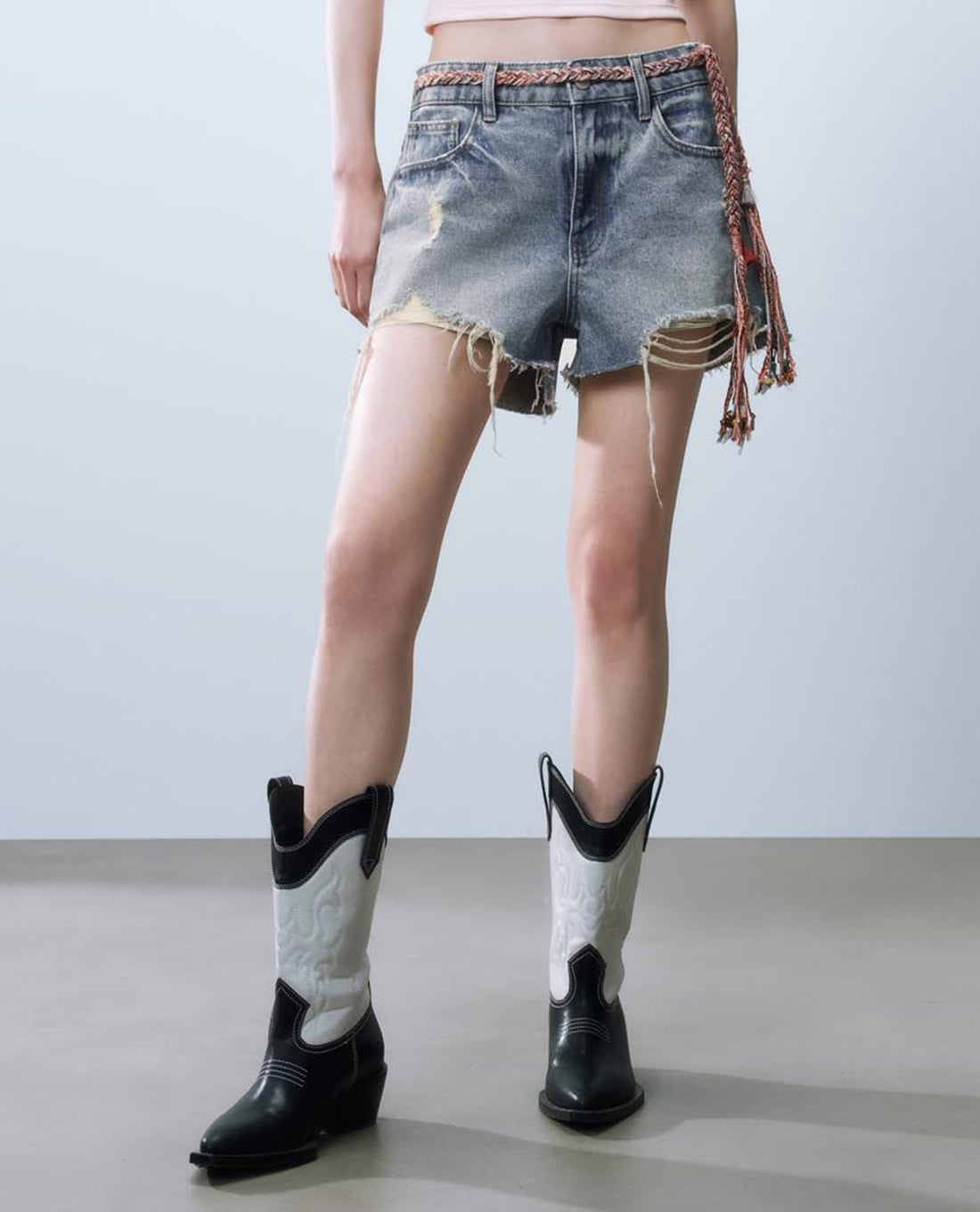 URBAN REVIVO - Quần short jeans nữ phối thắt lưng Leisure