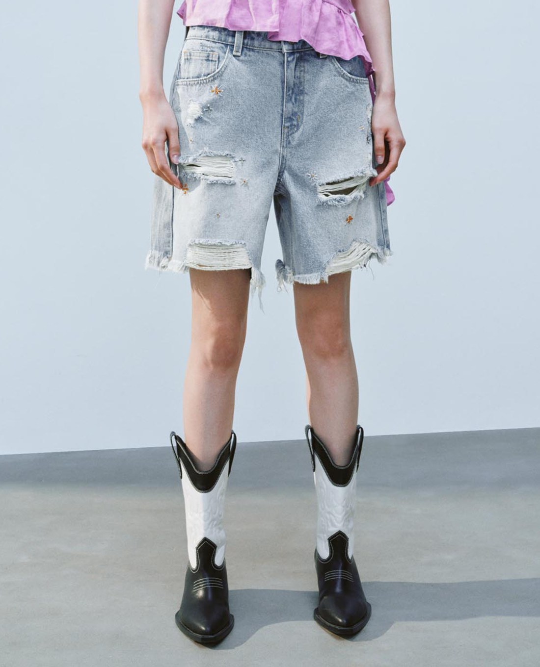 URBAN REVIVO - Quần short jeans nữ ống rộng thêu hoạ tiết