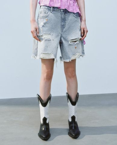  URBAN REVIVO - Quần short jeans nữ ống rộng thêu hoạ tiết 