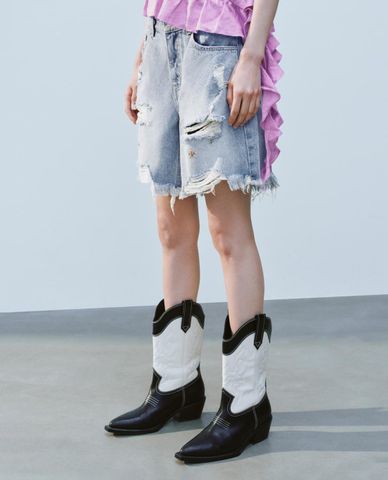  URBAN REVIVO - Quần short jeans nữ ống rộng thêu hoạ tiết 