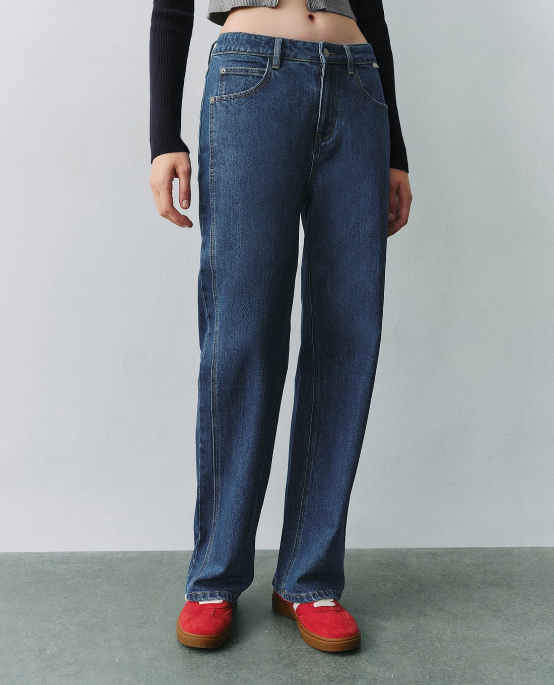 URBAN REVIVO - Quần jeans nữ ống đứng hiện đại