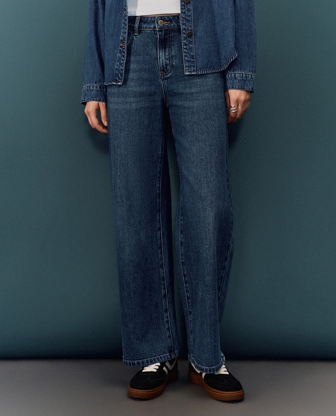 URBAN REVIVO - Quần jeans nữ ống đứng thời thượng