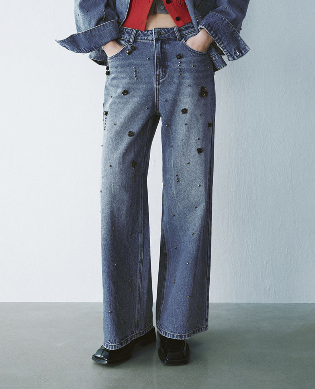 URBAN REVIVO - Quần jeans nữ ống rộng đính đá thời thượng