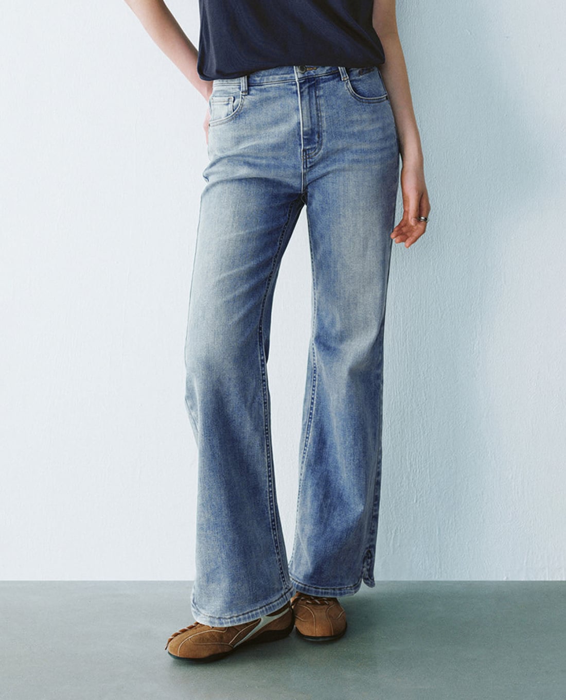 URBAN REVIVO - Quần jeans nữ ống loe wash bạc cá tính