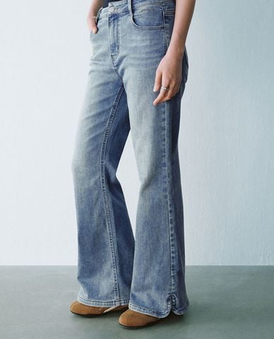  URBAN REVIVO - Quần jeans nữ ống loe wash bạc cá tính 