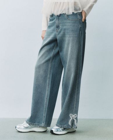  URBAN REVIVO - Quần jeans nữ ống rộng đính nơ 