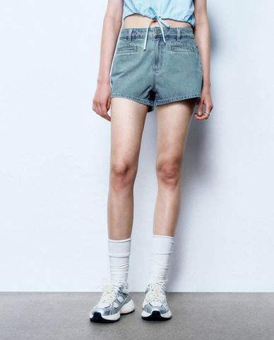  URBAN REVIVO - Quần short jeans nữ ống rộng trẻ trung 