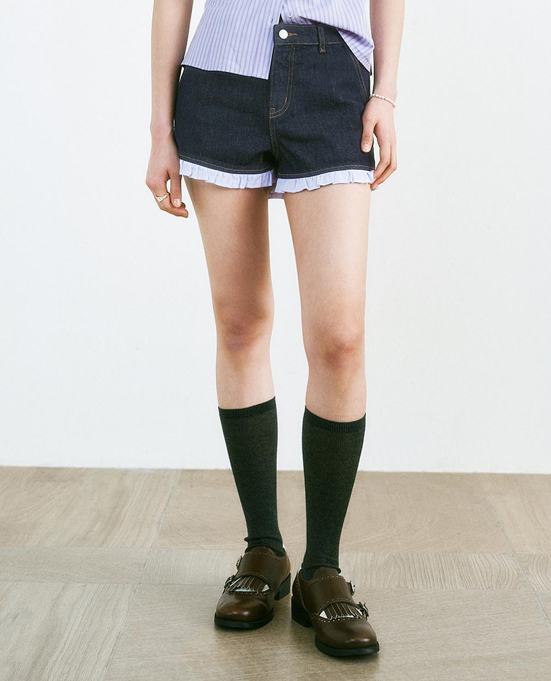 URBAN REVIVO - Quần short jeans nữ hiện đại