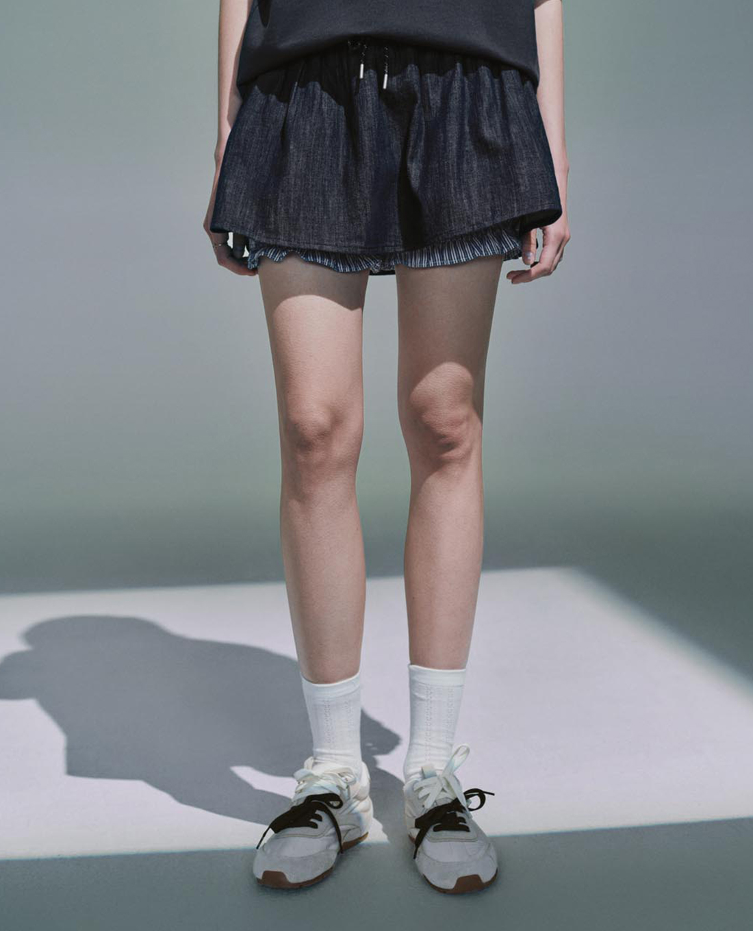 URBAN REVIVO - Chân váy denim mini phối dây rút