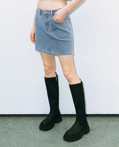  URBAN REVIVO - Chân váy denim mini phom chữ A trẻ trung 