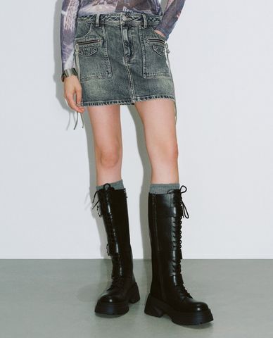  URBAN REVIVO - Chân váy denim mini phối túi kéo zip 