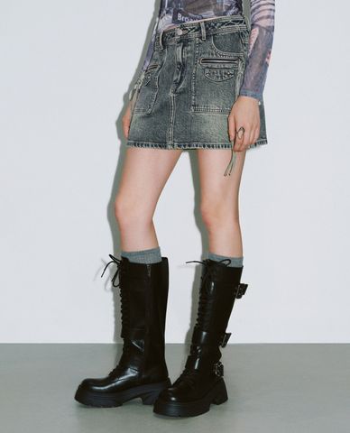  URBAN REVIVO - Chân váy denim mini phối túi kéo zip 