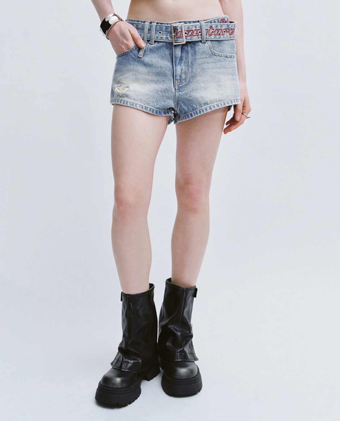URBAN REVIVO - Quần short jeans nữ Vogue