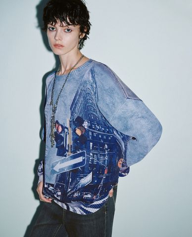  URBAN REVIVO - Áo dệt kim nữ cổ tròn tay dài Printed Loose 