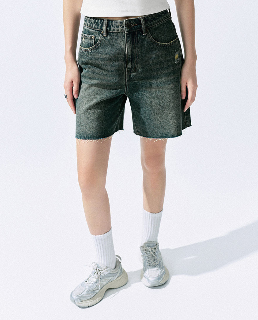 URBAN REVIVO - Quần short jeans nữ ống rộng ngang gối