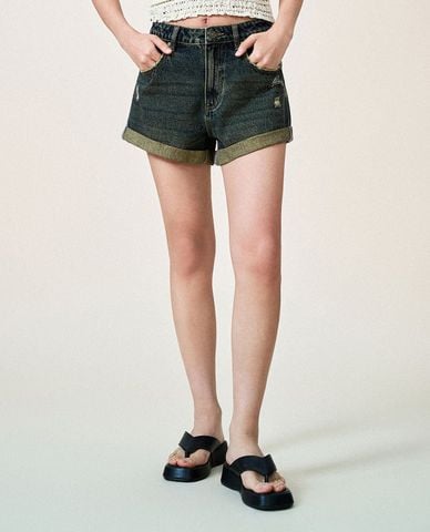  URBAN REVIVO - Quần shorts jean nữ wash bạc cá tính 