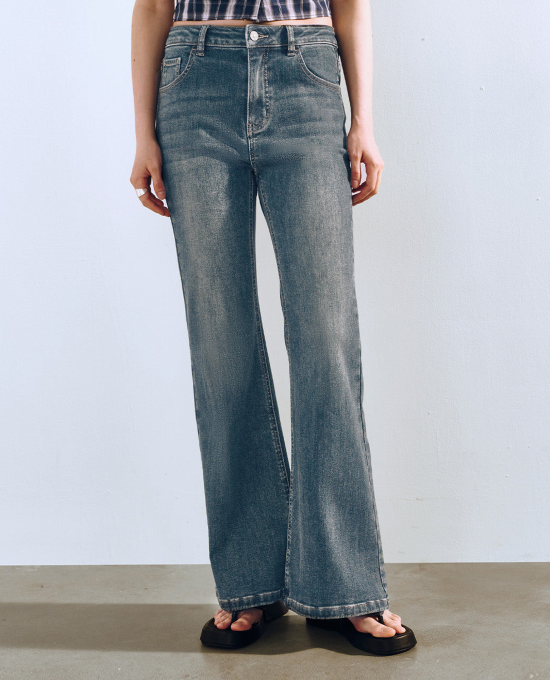 URBAN REVIVO - Quần jeans nữ ống loe phom ôm hiện đại