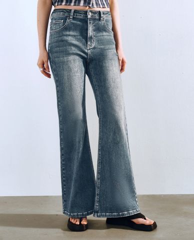  URBAN REVIVO - Quần jeans nữ ống loe phom ôm hiện đại 
