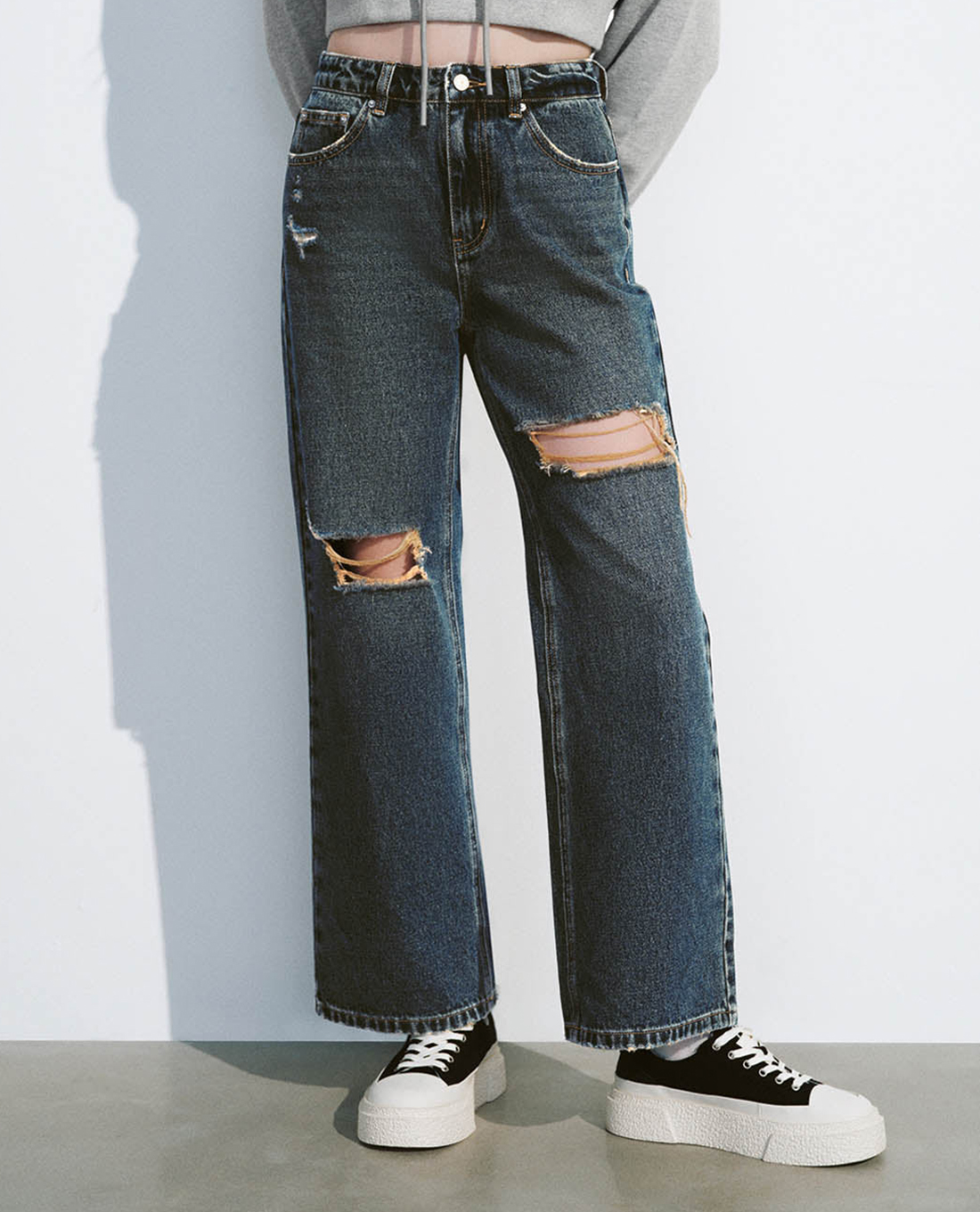URBAN REVIVO - Quần jeans nữ ống rộng phối rách cá tính