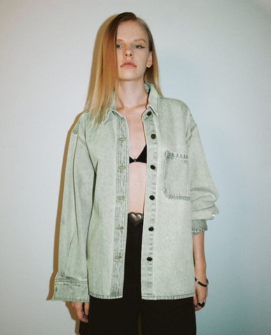  URBAN REVIVO - Áo sơ mi denim nữ cổ bẻ tay dài Button Up Straight 