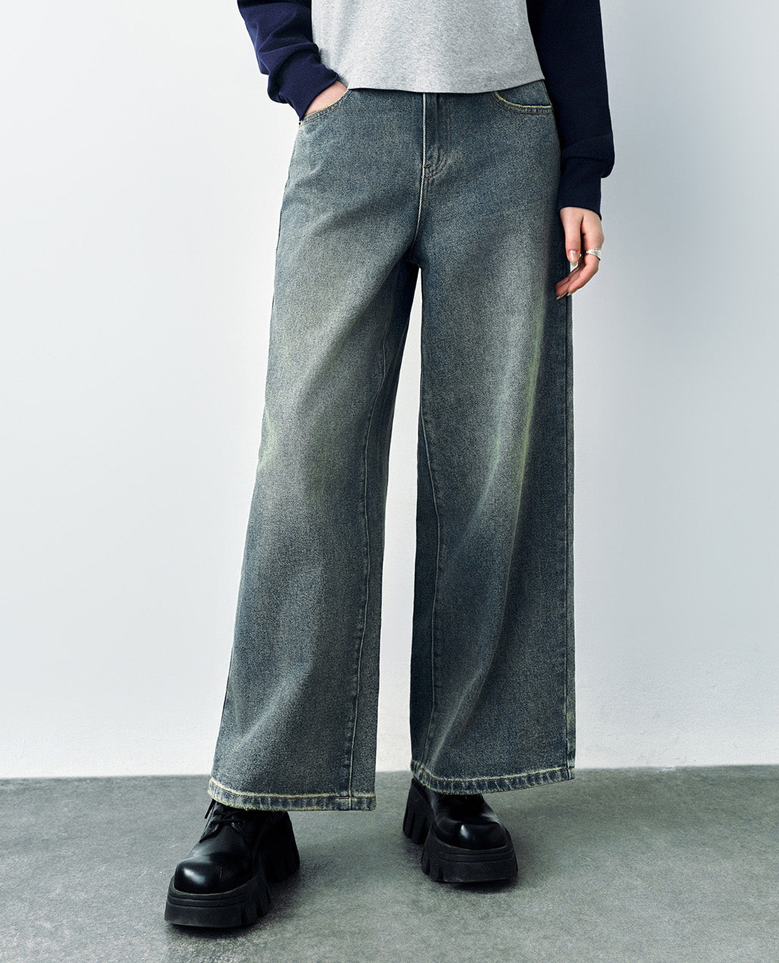URBAN REVIVO - Quần jeans nữ ống rộng wash bạc thời trang