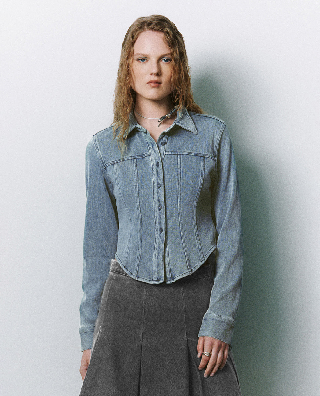 URBAN REVIVO - Áo sơ mi denim nữ cổ bẻ tay dài Button Up