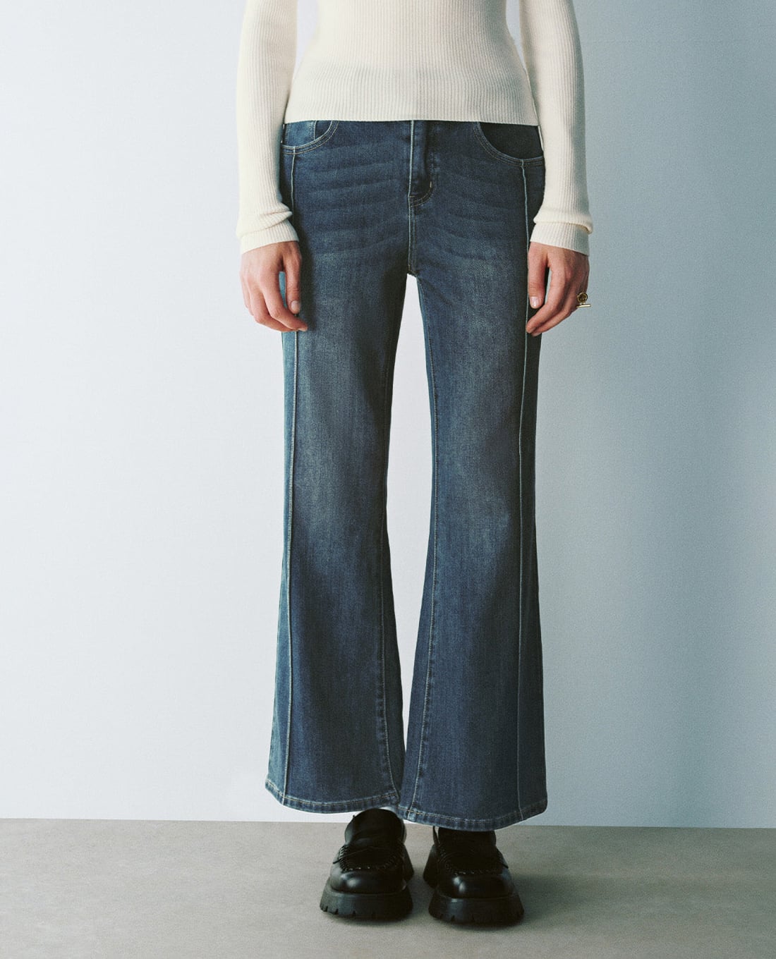 URBAN REVIVO - Quần jeans nữ ống loe cá tính