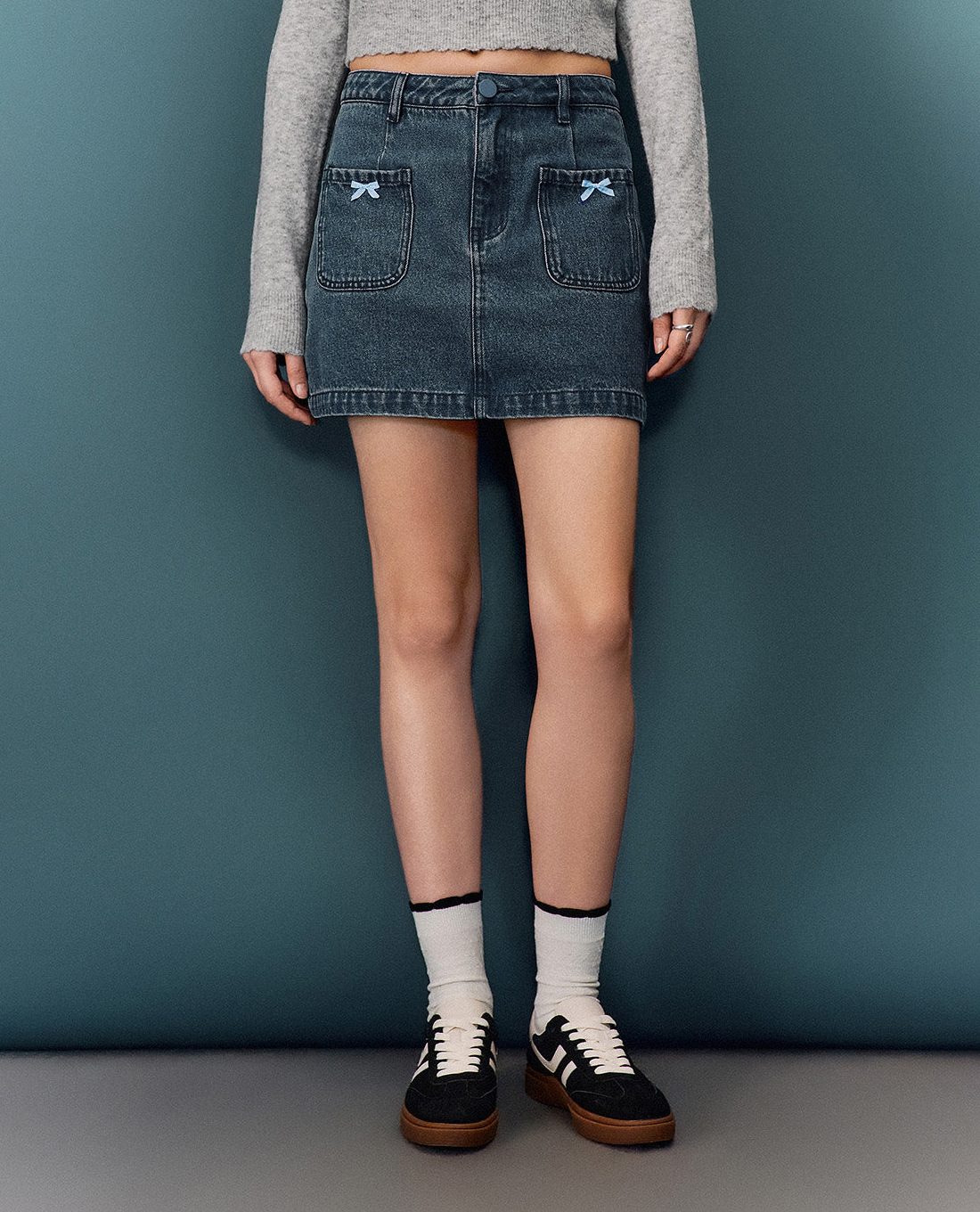 URBAN REVIVO - Chân váy denim mini phối nơ
