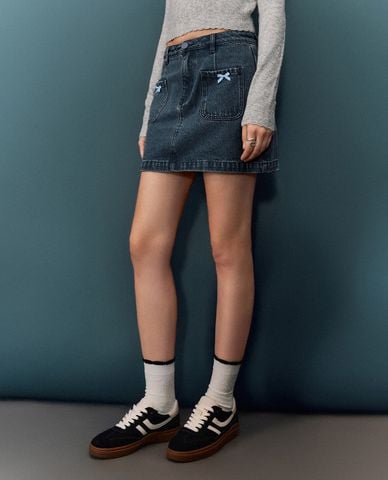  URBAN REVIVO - Chân váy denim mini phối nơ 