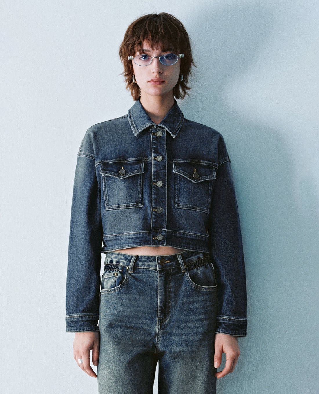 URBAN REVIVO - Áo khoác denim nữ phom croptop phối nút cá tính