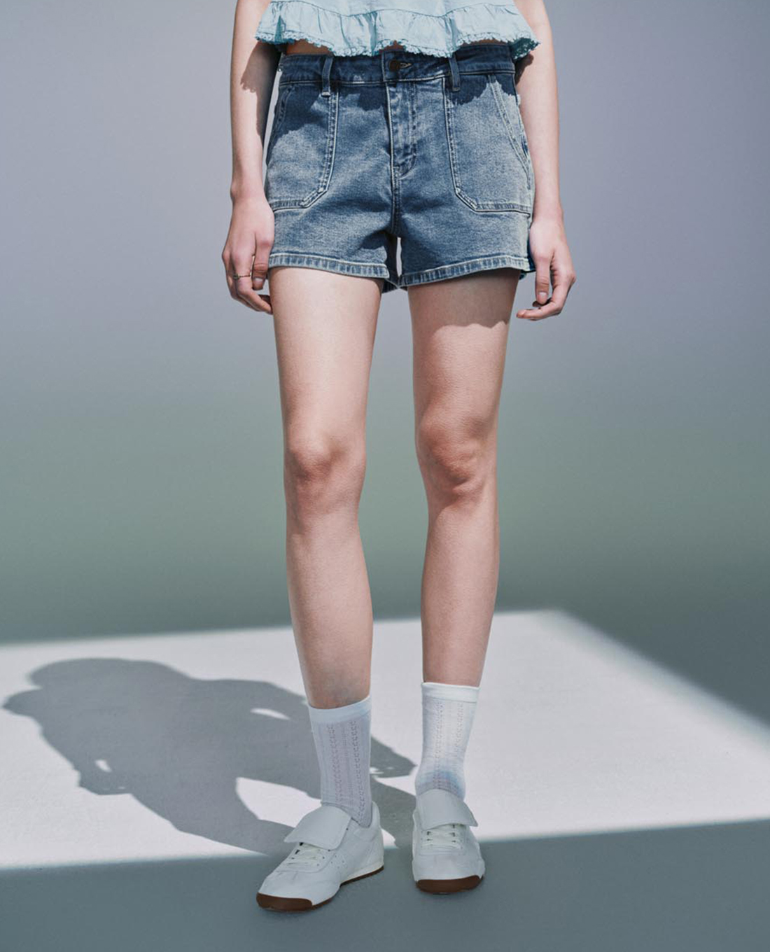 URBAN REVIVO - Quần short jeans nữ phối túi