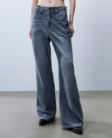  URBAN REVIVO - Quần jeans nữ ống loe wash bạc cá tính 