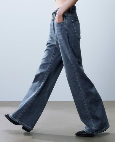  URBAN REVIVO - Quần jeans nữ ống loe wash bạc cá tính 