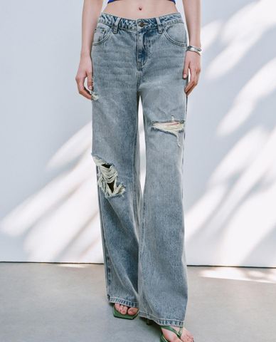  URBAN REVIVO - Quần jeans nữ ống loe rách gối cá tính 