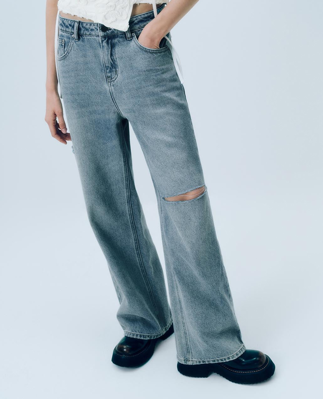 URBAN REVIVO - Quần jeans nữ ống rộng phối rách cá tính