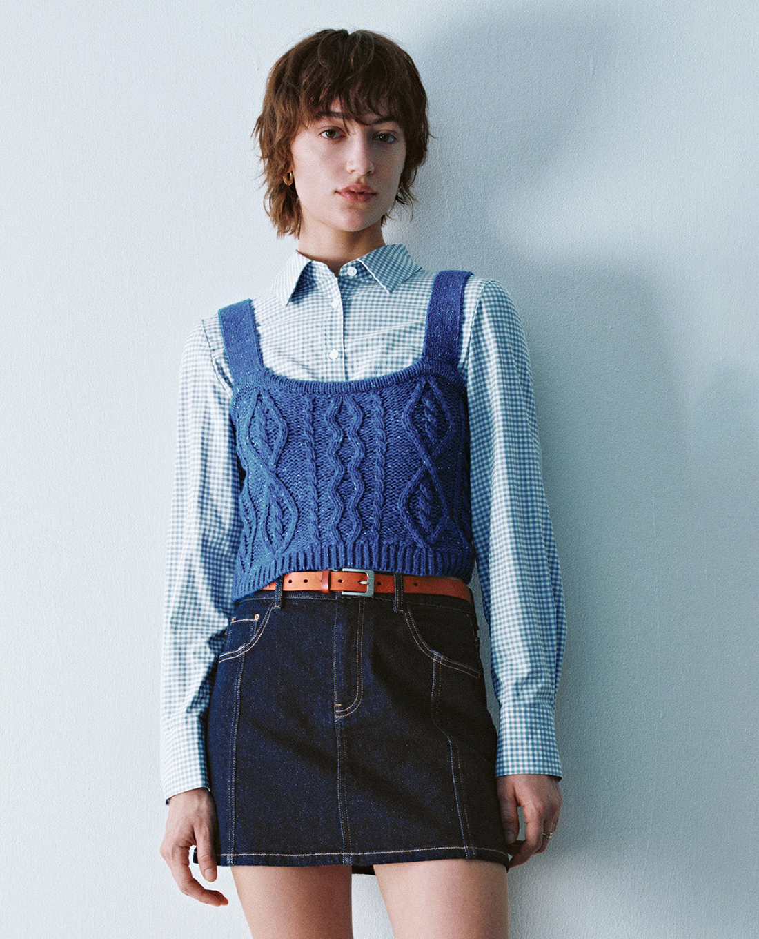 URBAN REVIVO - Áo hai dây nữ dệt kim phom croptop cá tính