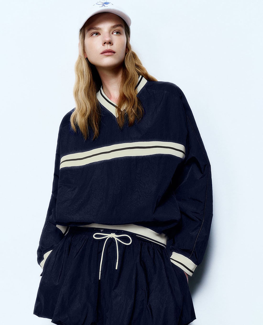 URBAN REVIVO - Áo sweatshirt nữ cổ V kẻ sọc thời trang