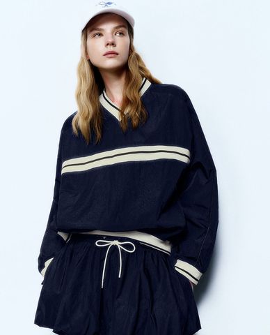  URBAN REVIVO - Áo sweatshirt nữ cổ V kẻ sọc thời trang 