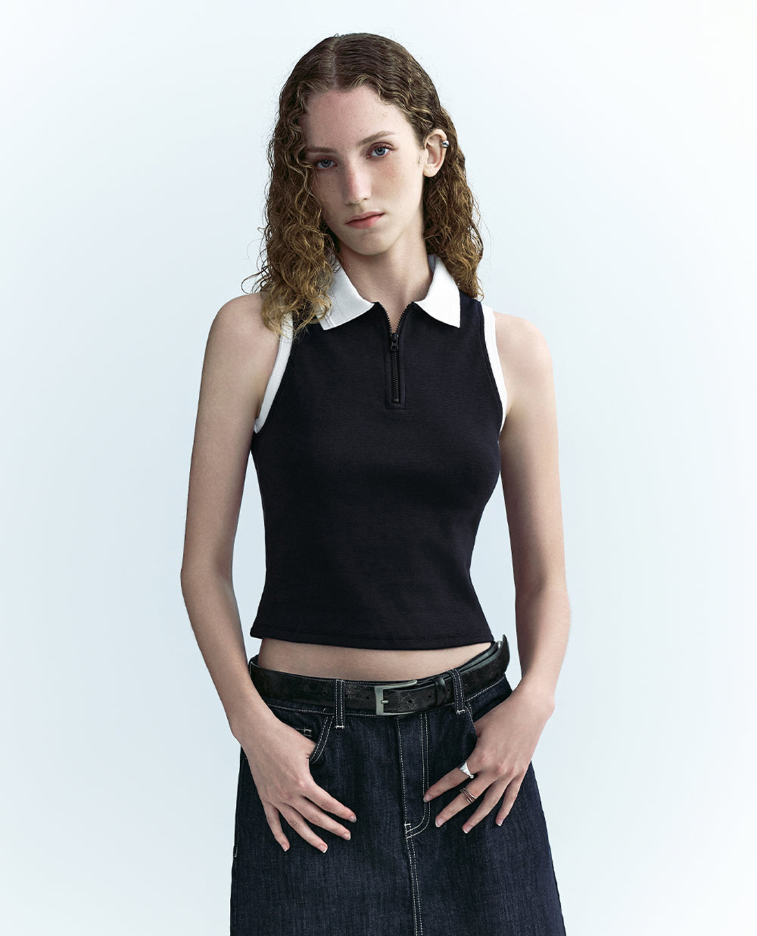URBAN REVIVO - Áo polo nữ sát nách phối zip thời trang