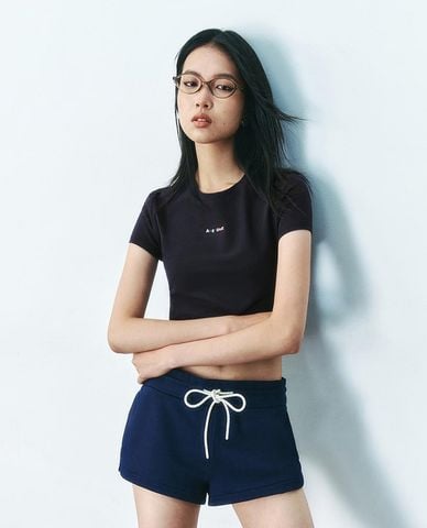  URBAN REVIVO - Áo croptop nữ cổ tròn tay ngắn 