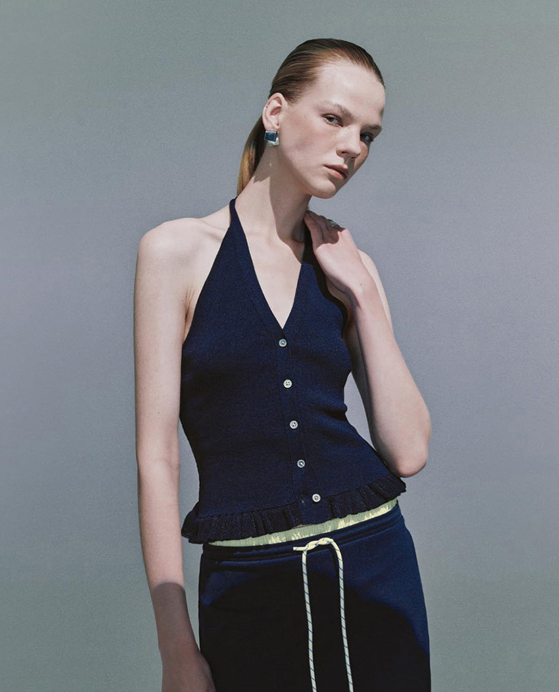 URBAN REVIVO - Áo kiểu nữ cổ yếm phối nút