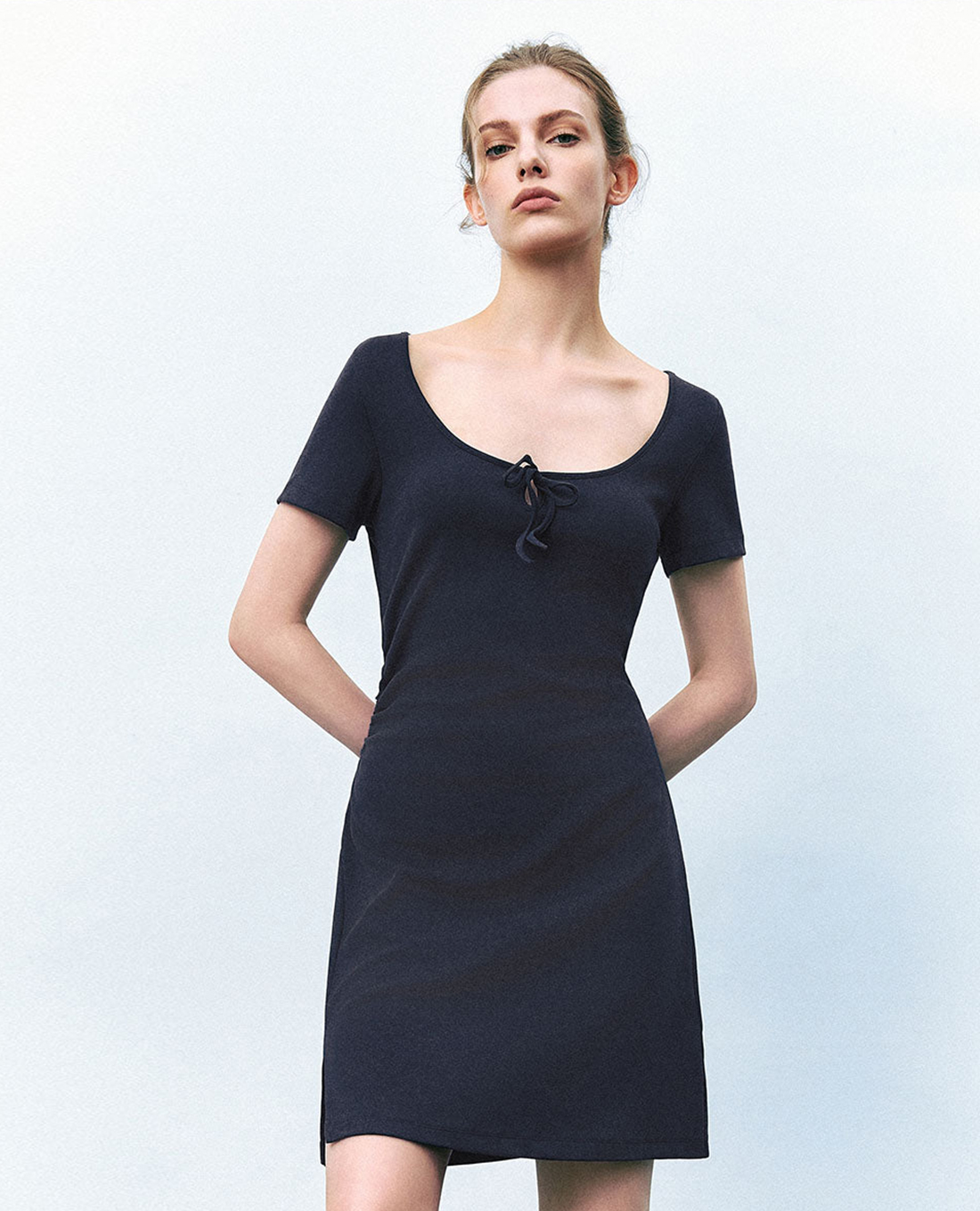 URBAN REVIVO - Đầm mini phom suông cổ chữ U phối nơ Tie Front