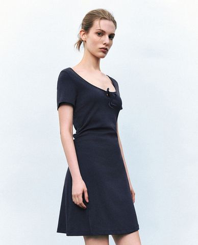  URBAN REVIVO - Đầm mini phom suông cổ chữ U phối nơ Tie Front 