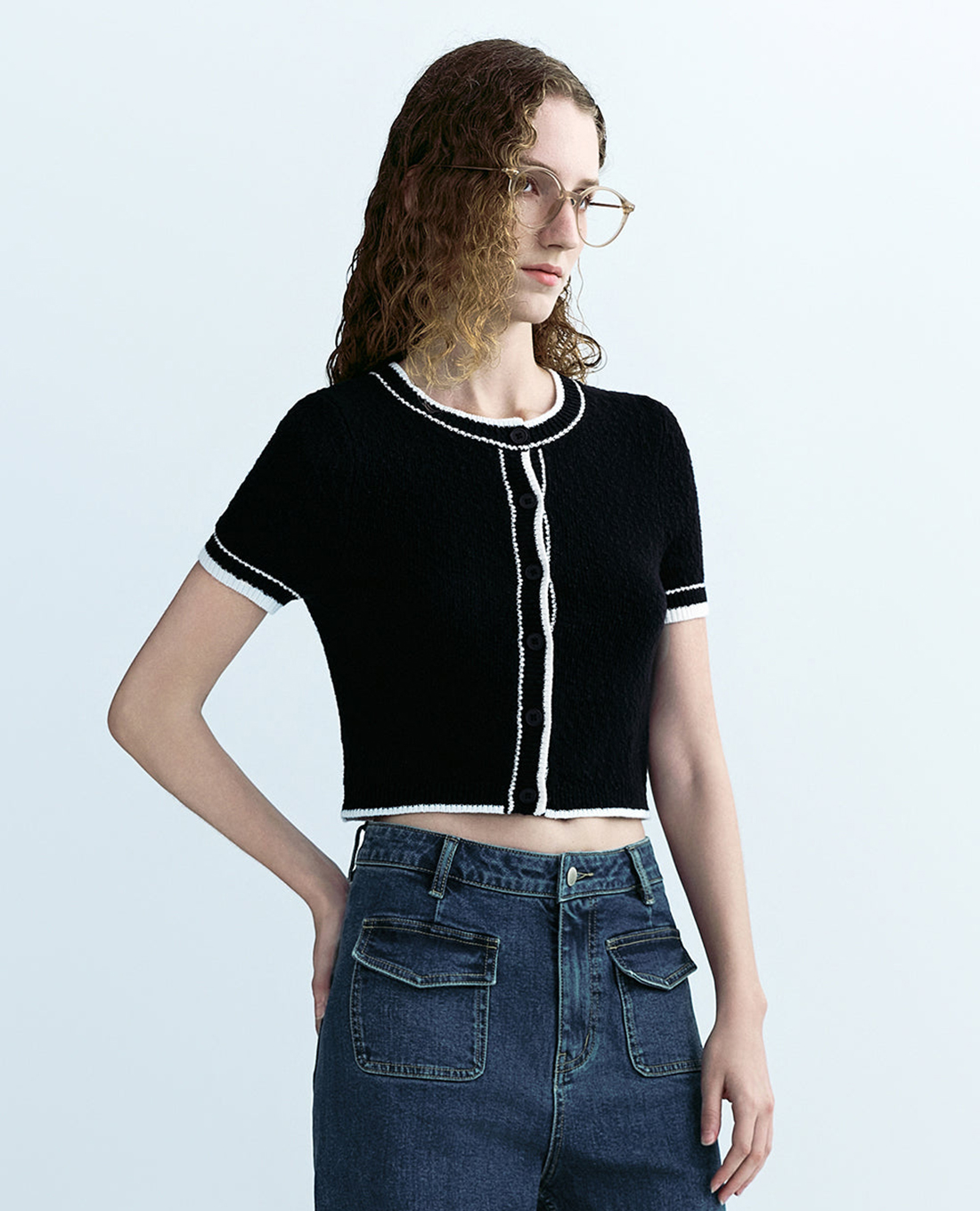 URBAN REVIVO - Áo dệt kim nữ tay ngắn phom croptop
